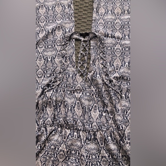 Vici jumpsuit by Aakaa beautiful semi open back, excellent condition RE $79🎉SALE - Picture 8 of 13